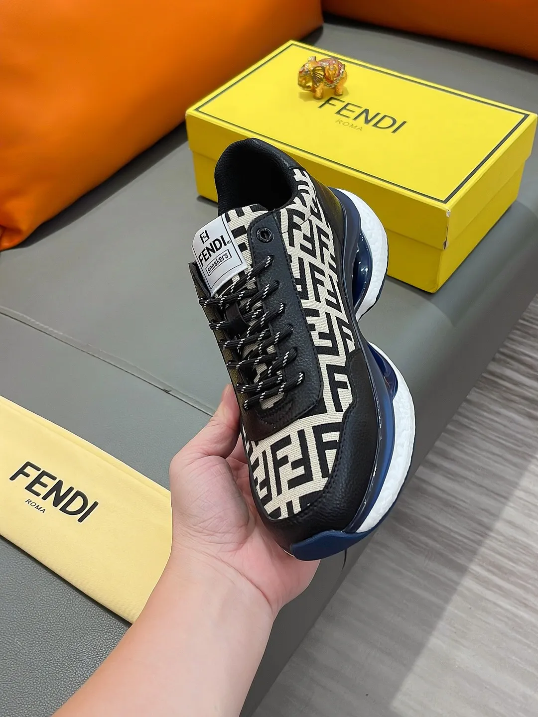 Men's shoes FENDI "Fendi" P440 Regular size: 38-44 (casual shoes) Product materials: Selected cowhide upper, soft sheepskin lining; original outsole.